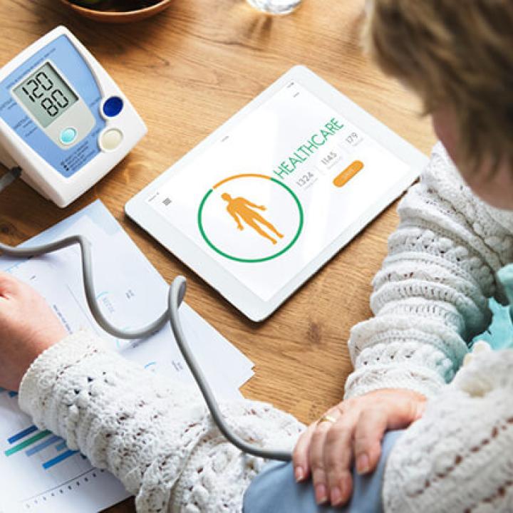 ঘরে স্বাস্থ্য নজরদারি কেন গুরুত্বপূর্ণ এবং কীভাবে শুরু করবেন